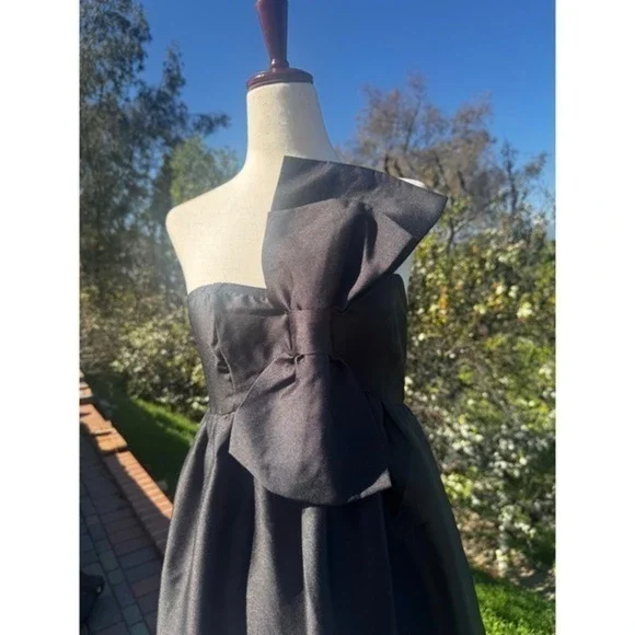 Petal and Pup Bettina Black One Shoulder Bow Maxi Dress Ruffle Hem Formal Size M - Picture 6 of 8
